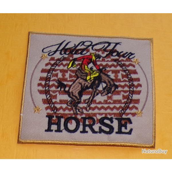 TISSU PATCH  : HOLD YOUR HORSE  , DIAMETRE 8CM , BON ETAT VOIR PHOTOS . POUR TOUT RENSEIGNEMENT ME