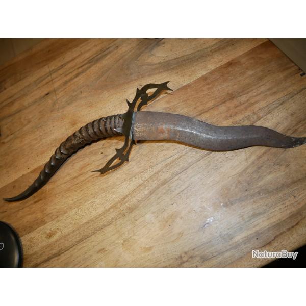 Poignard lame ondul�e et manche en corne de Gazelle