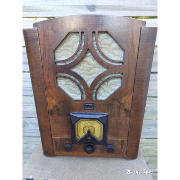 Ancien grand poste de radio � lampes et antenne