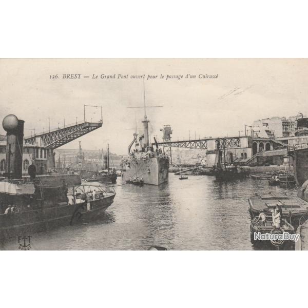 CPA - Marine de Guerre- " BREST "- Le Grand Pont ouvert pour le passage d'un Cuirasse N� 504