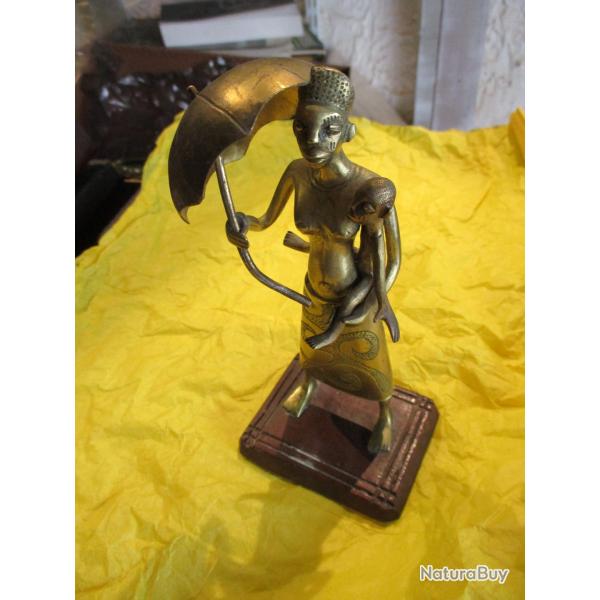 statuette femme avec son parapluie  africaine bronze du benin ancien
