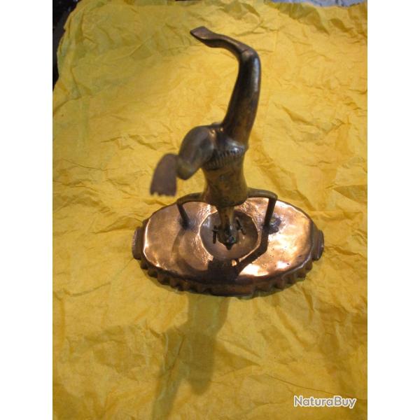 statuette acrobate avec son plateau   africaine bronze du benin ancien