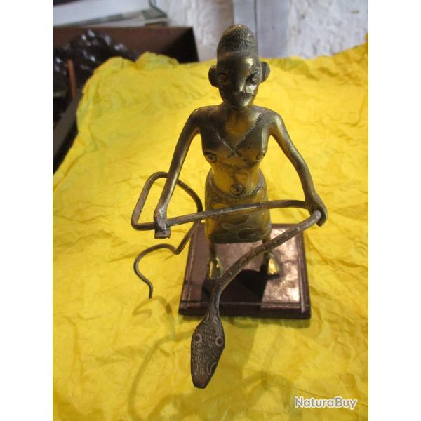 statuette  femme au serpent   africaine bronze du benin ancien