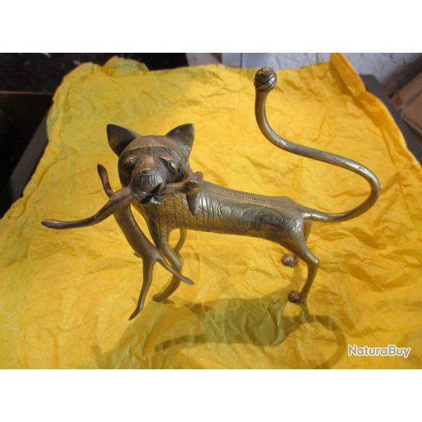 lion africain avec gazelle en bronze du benin