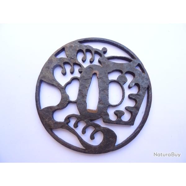 J208)  lot - grand tsuba en fer cisel� = pour katana  , sabre ,  japonais , �do