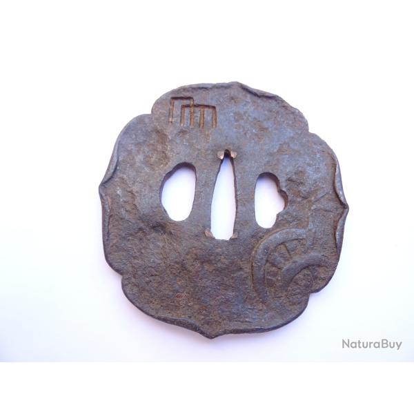 J224) lot - tr�s grand tsuba archa�que en fer cisel� et forg� = pour katana , sabre , japonais , �do