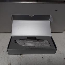 Couteau Victorinox  evoke thumbstud  gris + paracorde