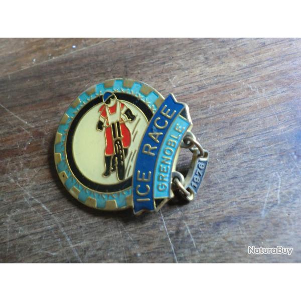 insigne badge ICE RACE grenoble  / 1976 b�raudy  63 ambert