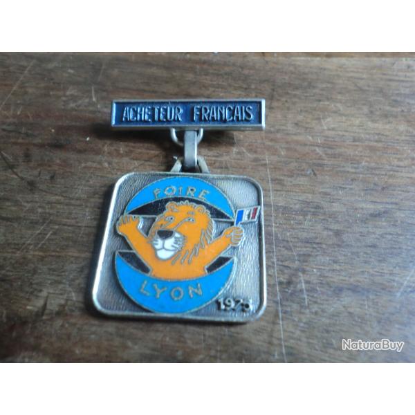 insigne �mail  "badge acheteur fran�ais  foire lyon " / 1975 herv� -morvan fia lyon
