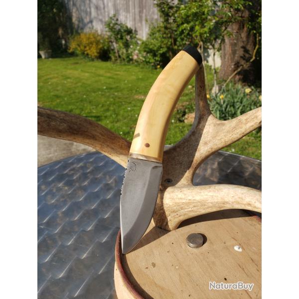 Couteau de chasse artisanal.