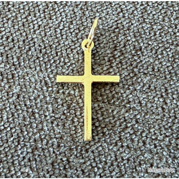Petit pendentif or massif 18 carats - croix catholique - Chr�tien - m�daille