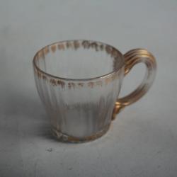 Ancien verre à liqueur à anse verre soufflé émaillé or