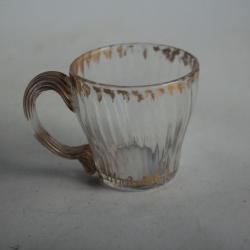 Ancien verre à liqueur à anse verre soufflé émaillé or