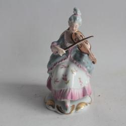 Figurine porcelaine Femme jouant du violon