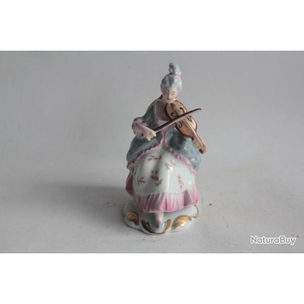 Figurine porcelaine Femme jouant du violon