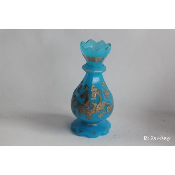 Vase verre opalin bleu �maill� XIXe si�cle