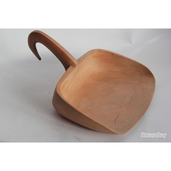 Pelle � �cr�mer bois Art populaire Savoie