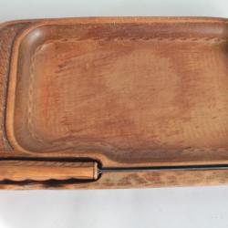 Planche à découper bois sculpté couteau Suisse