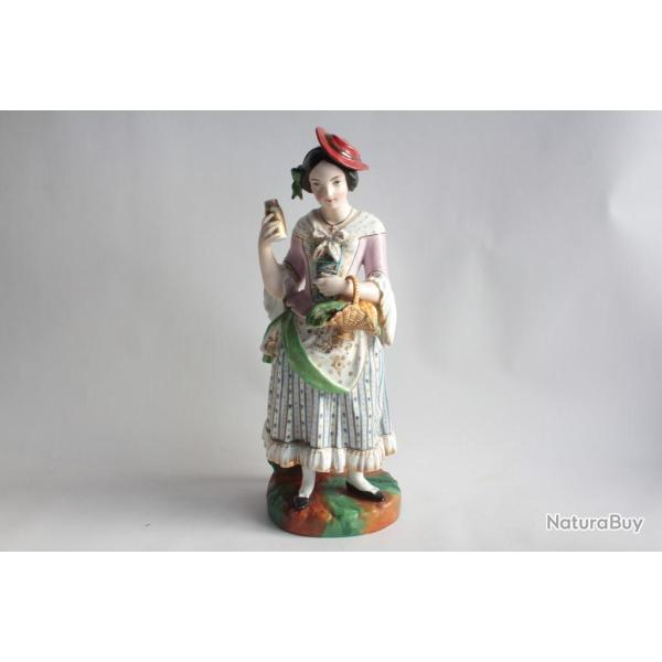 Tisani�re porcelaine figurative Paysanne au pot � lait