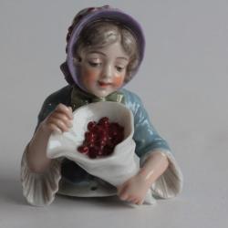 Demi figurine porcelaine Dressel & Kister Enfant avec un cône de baies