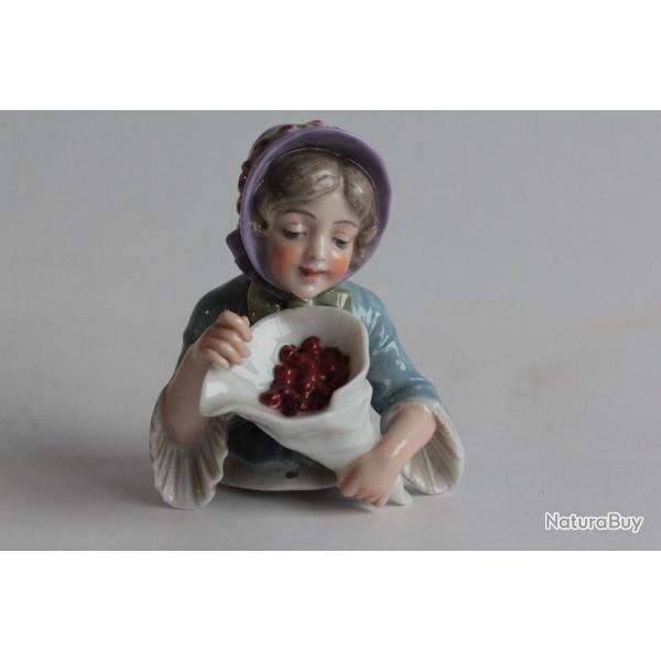 Demi figurine porcelaine Dressel & Kister Enfant avec un c�ne de baies