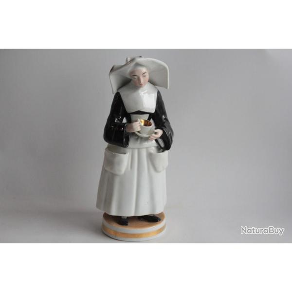 Tisani�re porcelaine figurative Nonne tenant une tasse de th�