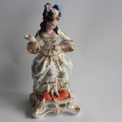 Tisanière porcelaine figurative Marquise et son chien