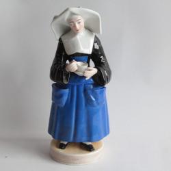 Tisanière porcelaine figurative Nonne tenant une tasse de thé