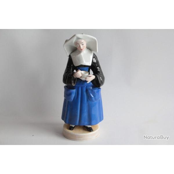 Tisani�re porcelaine figurative Nonne tenant une tasse de th�