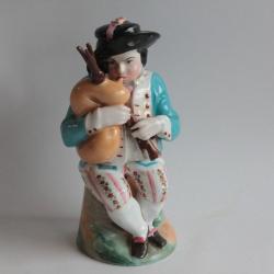 Tisanière porcelaine figurative Breton Joueur de biniou