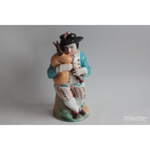 Tisani�re porcelaine figurative Breton Joueur de biniou