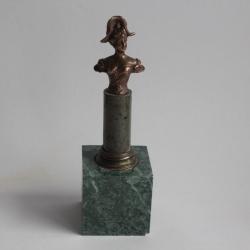 Buste de femme bronze signé