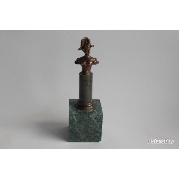 Buste de femme bronze sign�