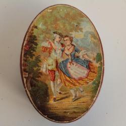 Ancienne boite à dragées carton peint Scène galante