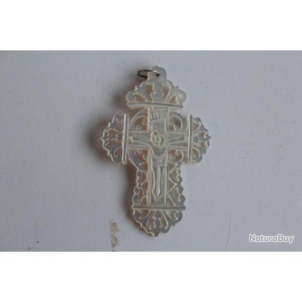 Ancien pendentif Croix nacre