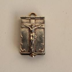 Ancien pendentif Livre religieux miniature Jésus Christ