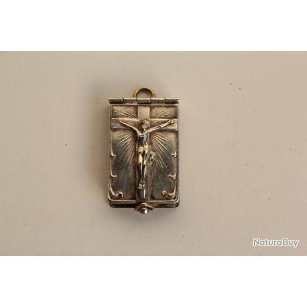 Ancien pendentif Livre religieux miniature J�sus Christ
