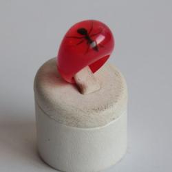 Bague résine rouge inclusion Fourmis vintage T50