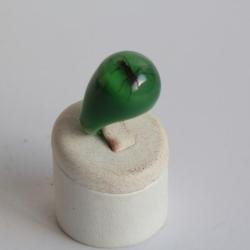 Bague résine verte inclusion Fourmis vintage T58