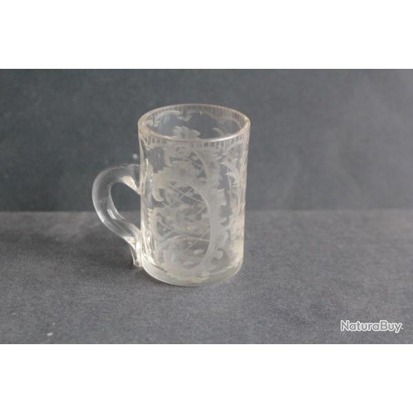 Ancien verre � liqueur cristal Boh�me grav� �maill�