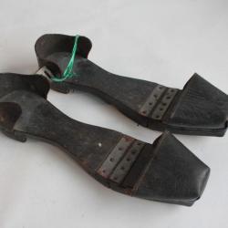 Chaussures sabots à charnière bois XIXe siècle Hinged Clogs Pattens Over Shoes