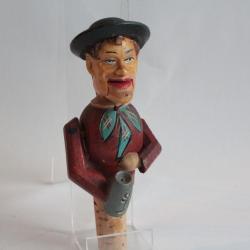 Bouchon à système bois sculpté Art Populaire