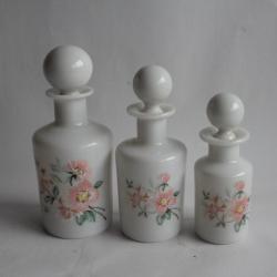 Trois Flacons de toilette opaline émaillée