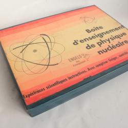 Ancienne Boite d'enseignement de physique nucléaire Engels