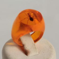 Bague résine ambre inclusion Fourmis vintage T47