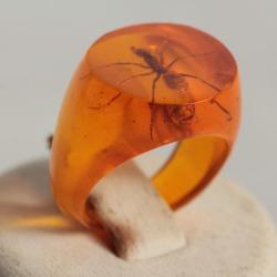 Bague résine ambre inclusion Fourmis vintage T46
