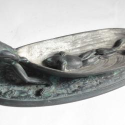 Grenouille tirant un coquillage régule