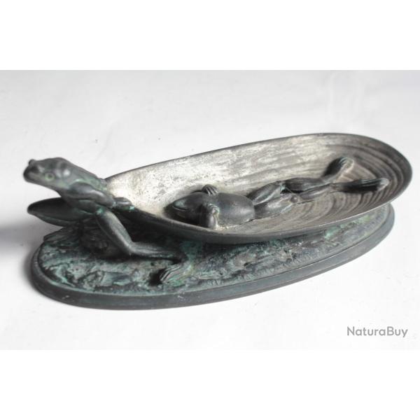 Grenouille tirant un coquillage r�gule