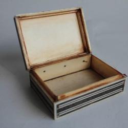 Petite boite décor gravé XVIIIe siècle