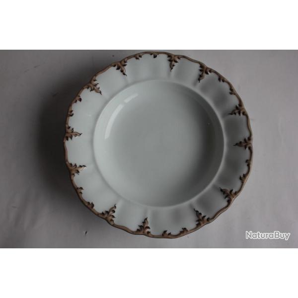 Assiette porcelaine Thun Kl�sterle Vienne Autriche XIXe si�cle